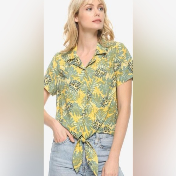 Disney Tops - Disney The Lion King Crop Button Down Shirt